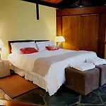 La Sirenuse Lake Suites